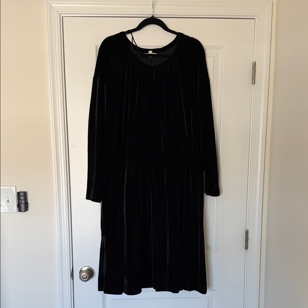 Terra & Sky Black Velvet Long Sleeve Dress - Women